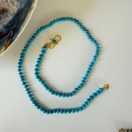 Ketting van turkoois facetkralen en vermeil siersluiting