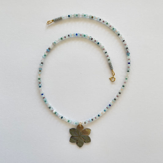 Ketting geregen van aquamarijn en diverse kraaltjes met Aloha bloem