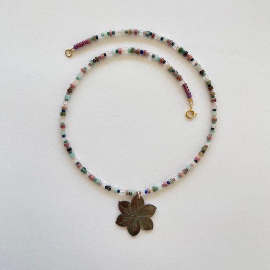 Ketting geregen van diverse edelsteen kraaltjes met Aloha bloem