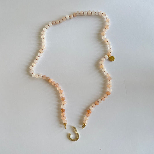 Ketting geknoopt van perzik maansteen met gold filled connector