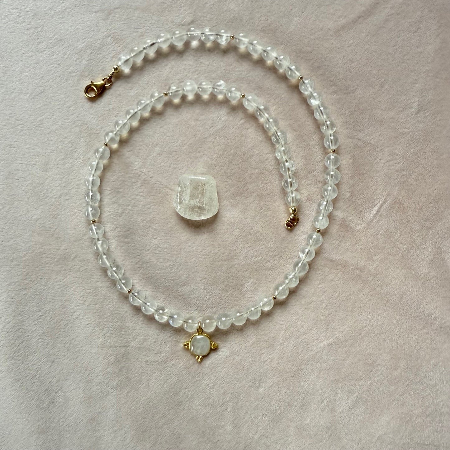 Ketting van regenboog maansteen met bedel