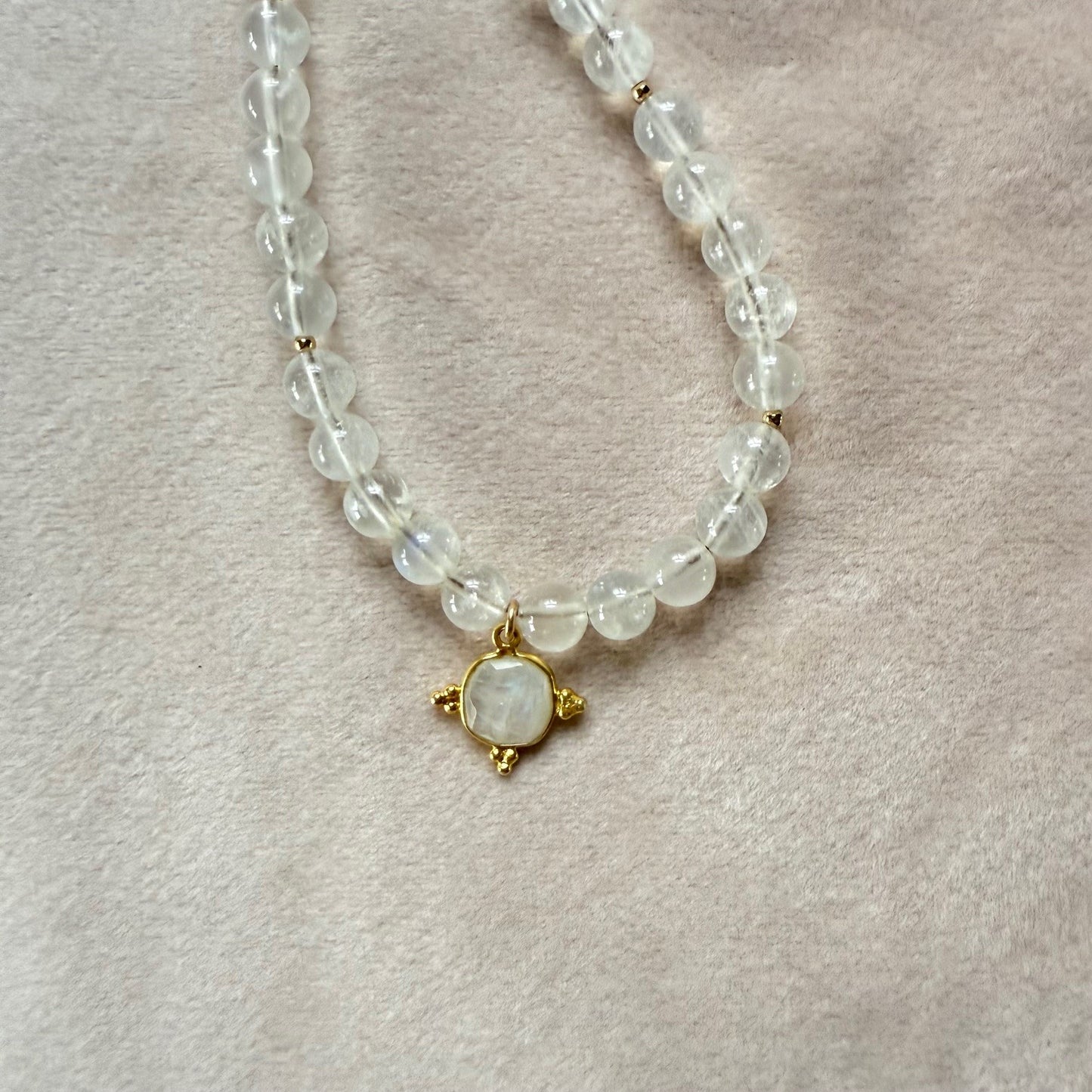 Ketting van regenboog maansteen met bedel