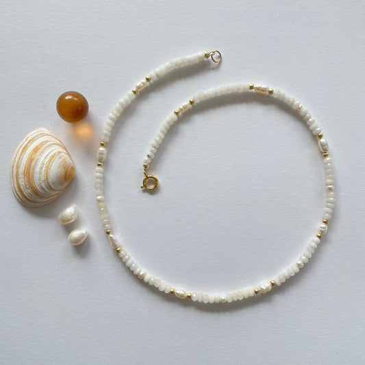 Ketting van witte jade afgewisseld met zoetwaterparels en gold filled kraaltjes. De ketting sluit met een veerslot.