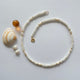 Ketting van witte jade afgewisseld met zoetwaterparels en gold filled kraaltjes. De ketting sluit met een veerslot.