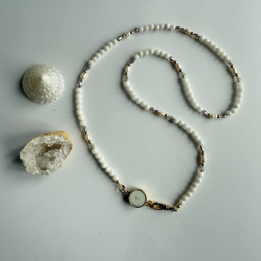Ketting van witte jade met een zonnekwarts druzy