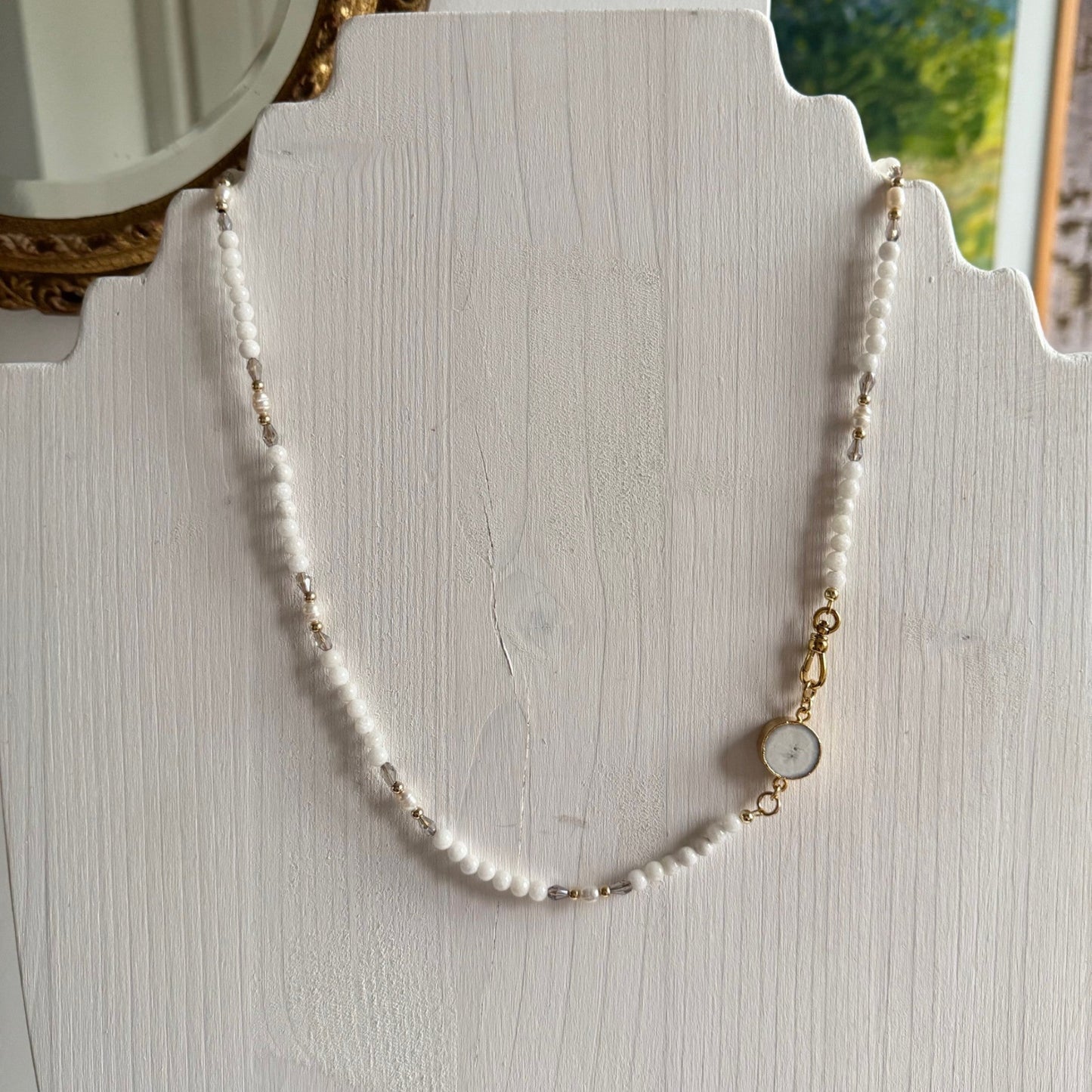 Ketting van witte jade met een zonnekwarts druzy