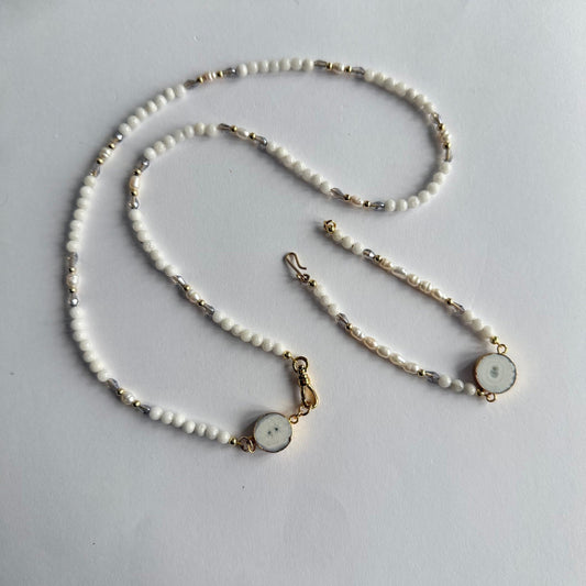 Armbandje van witte jade met een zonnekwarts druzy