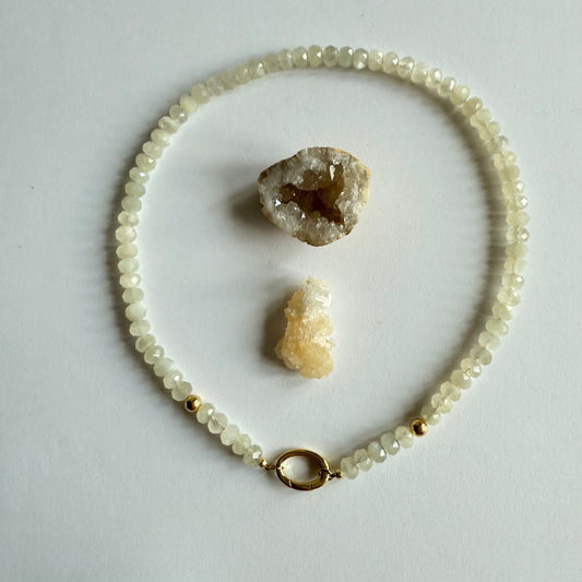 Ketting van witte maansteen rondellen met ovale gold filled sluiting