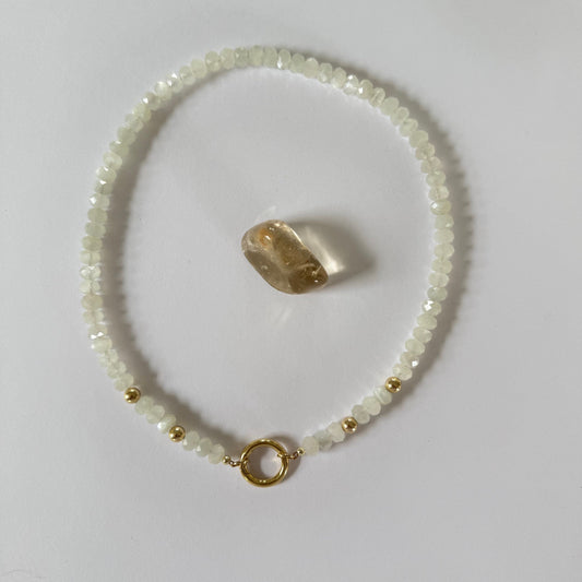 Ketting van witte maansteen rondellen met ronde gold filled sluiting