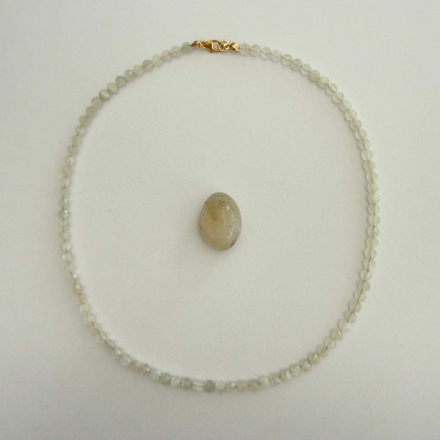 Handgemaakte ketting van ronde kralen met 14K gold filled haakslotje — Engelina Jewelry
