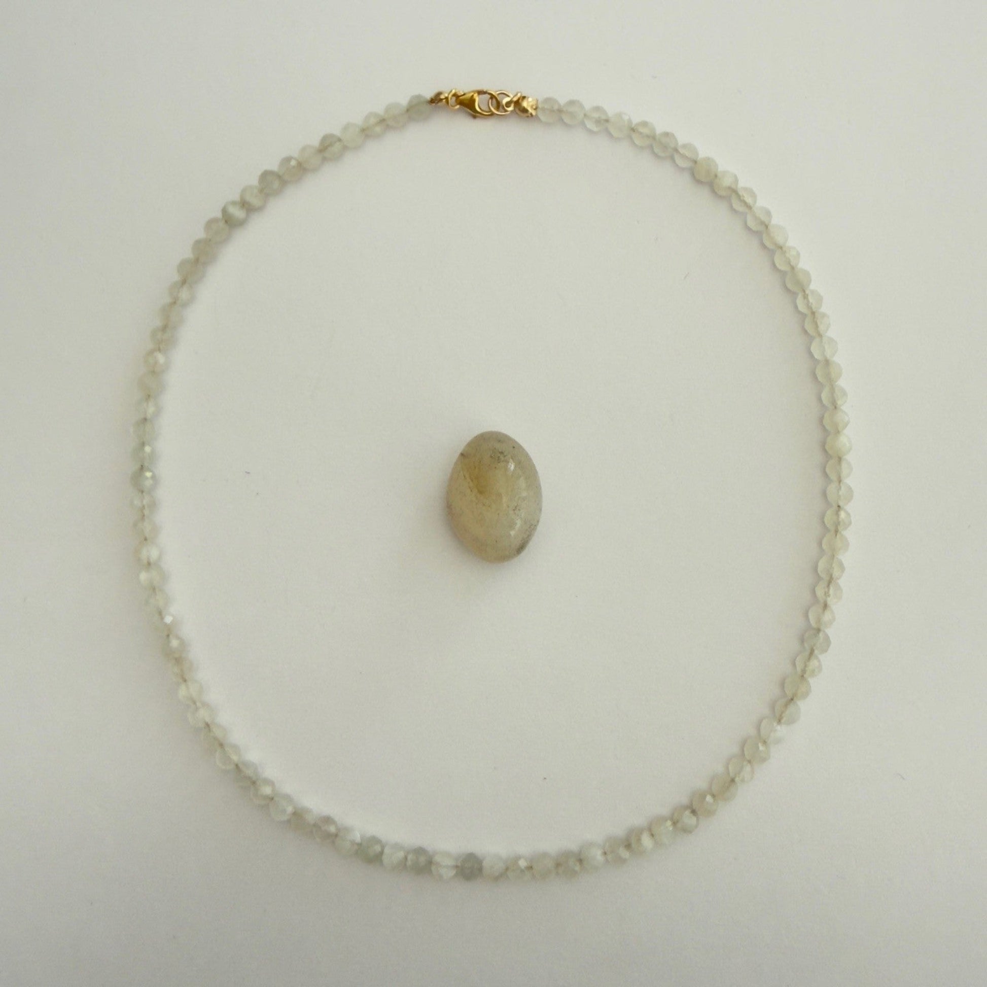 Handgemaakte ketting van ronde kralen met 14K gold filled haakslotje — Engelina Jewelry