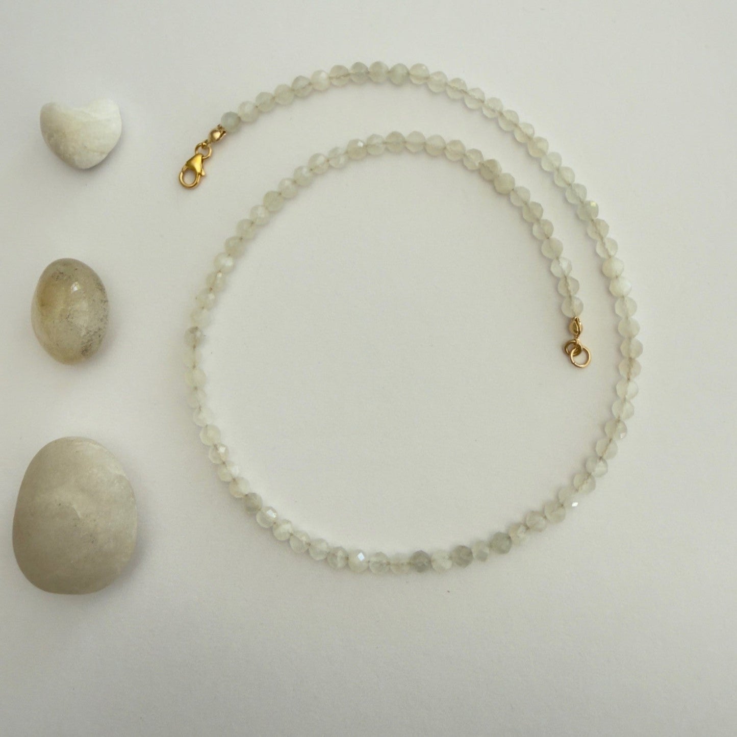 Handgemaakte ketting van ronde kralen met 14K gold filled haakslotje — Engelina Jewelry