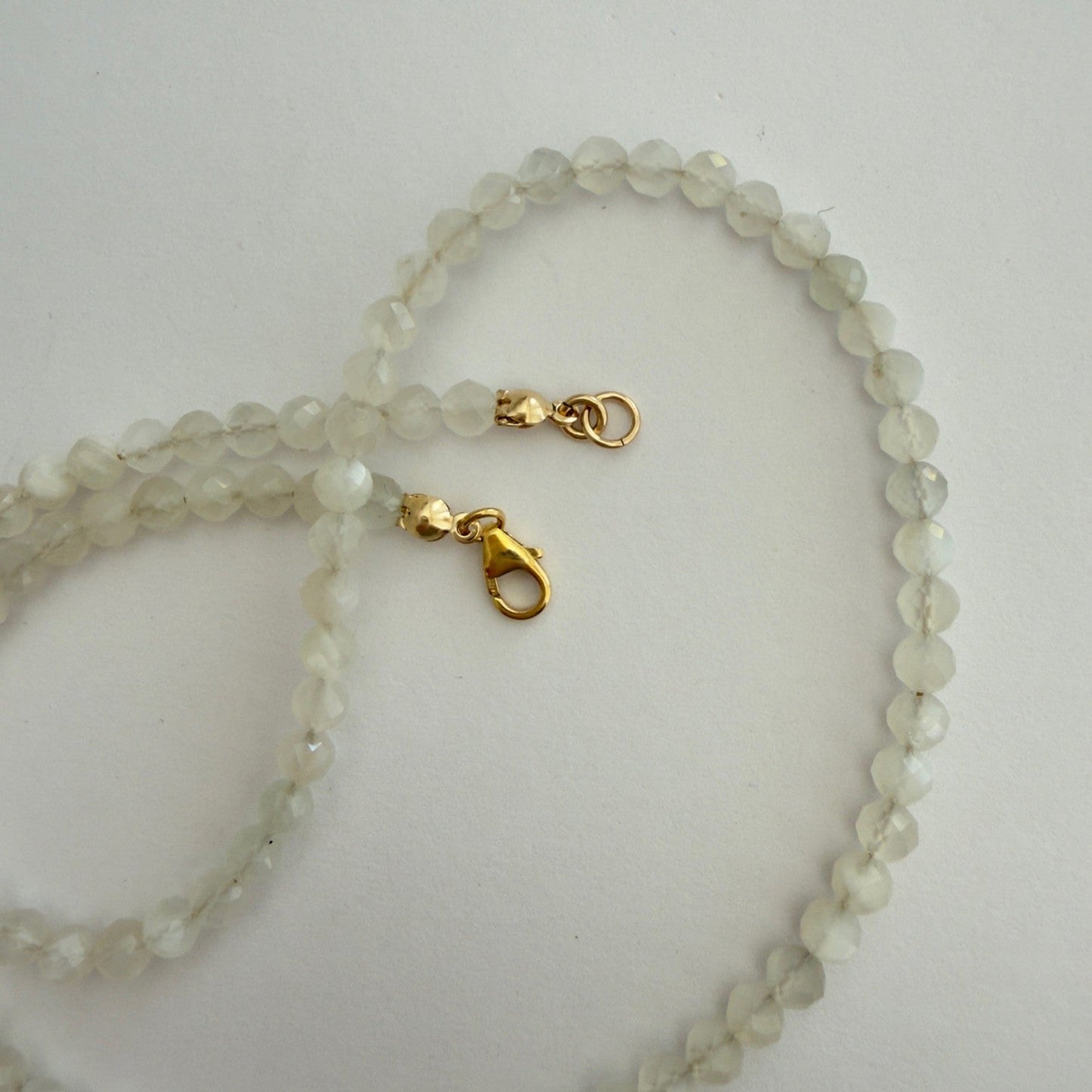Handgemaakte ketting van ronde kralen met 14K gold filled haakslotje — Engelina Jewelry