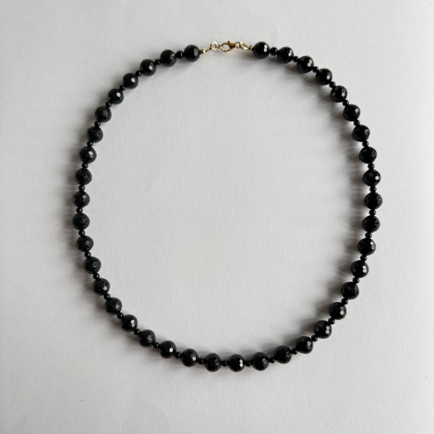 Ketting van zwarte toermalijn met gold filled slotje