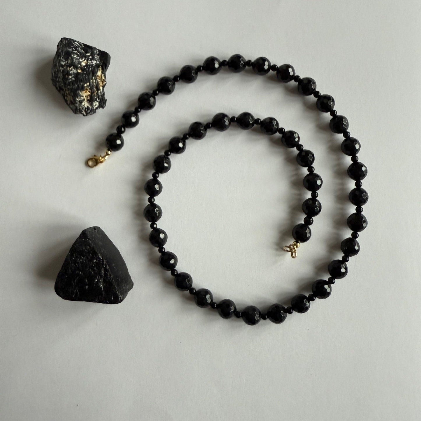 Ketting van zwarte toermalijn met gold filled slotje