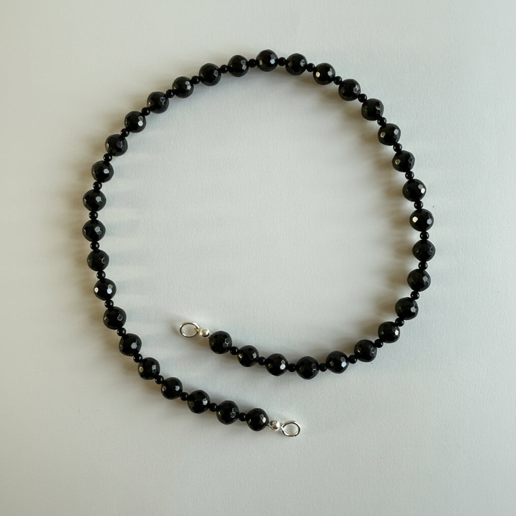 Ketting van zwarte toermalijn met zilveren uiteinden