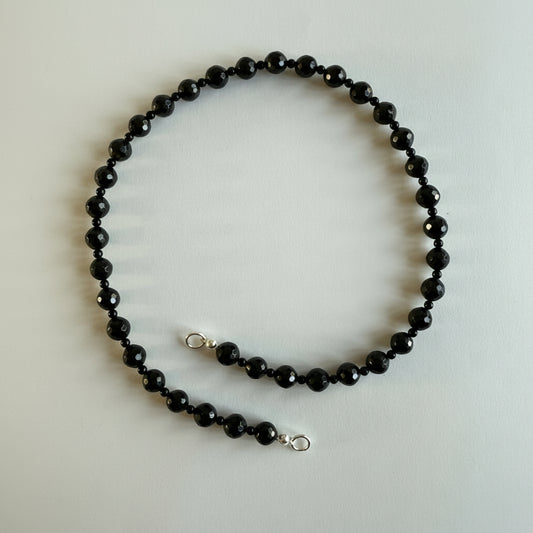 Ketting van zwarte toermalijn met zilveren uiteinden