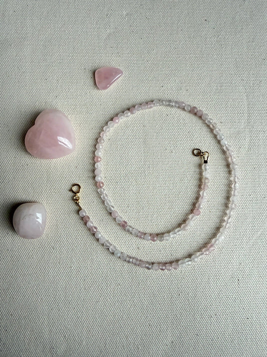 Kort kettinkje van rozenkwarts facetkraaltjes