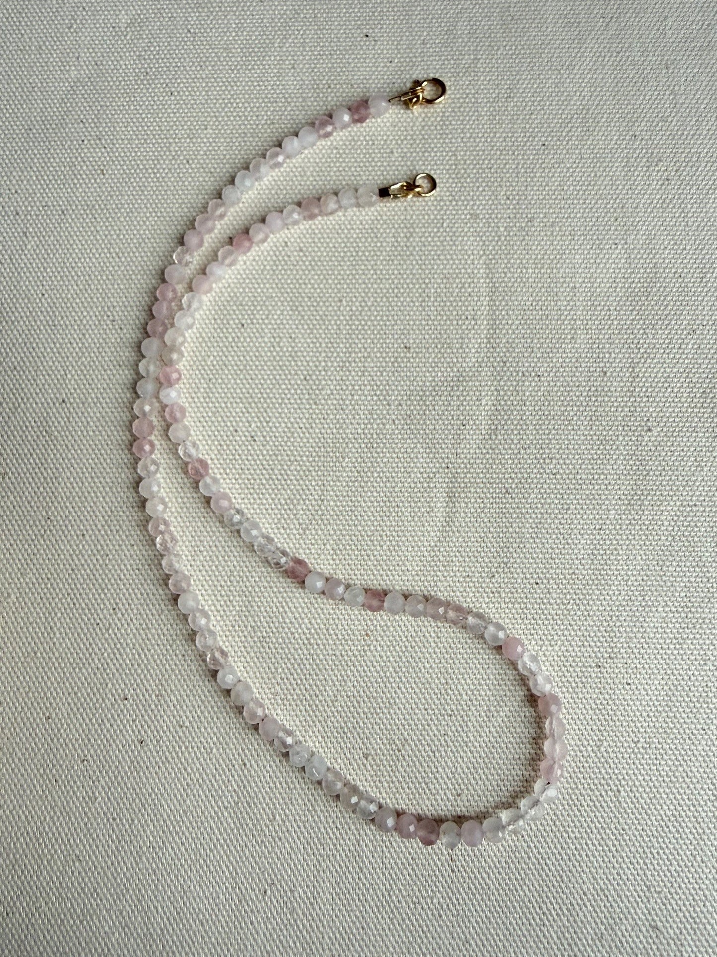 Handgemaakte ketting van ronde kralen met 14K gold filled haakslotje — Engelina Jewelry