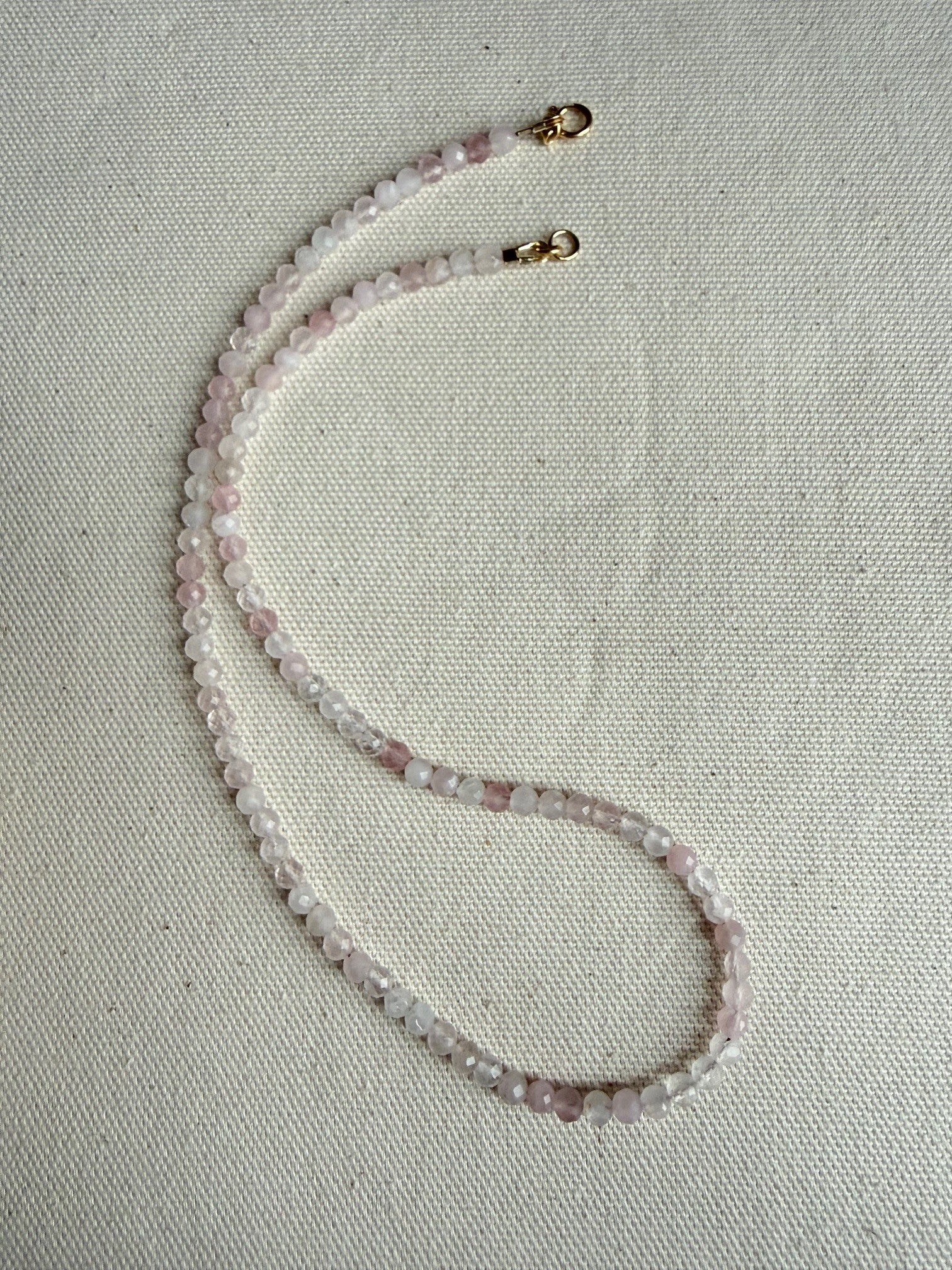 Handgemaakte ketting van ronde kralen met 14K gold filled haakslotje — Engelina Jewelry