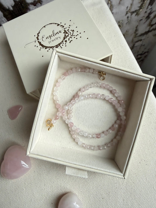 Kort kettinkje van rozenkwarts facetkraaltjes