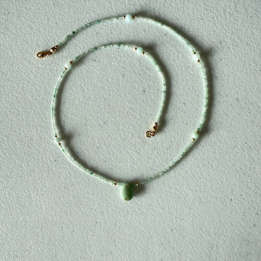 Kettinkje van jade facetkraaltjes en amazoniet druppel