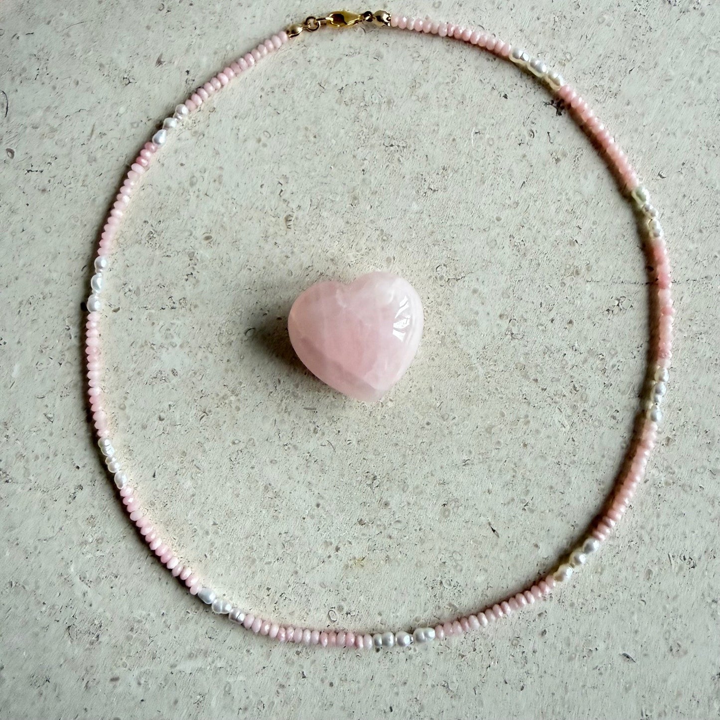 Kettinkje van roze opaal en zoetwaterpareltjes - ROZALIA