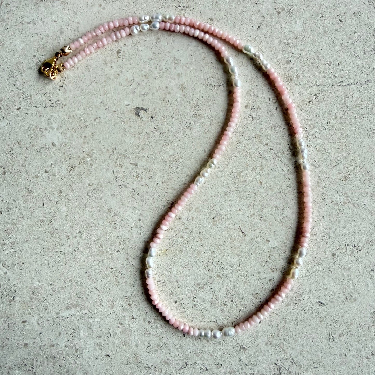 Kettinkje van roze opaal en zoetwaterpareltjes - ROZALIA