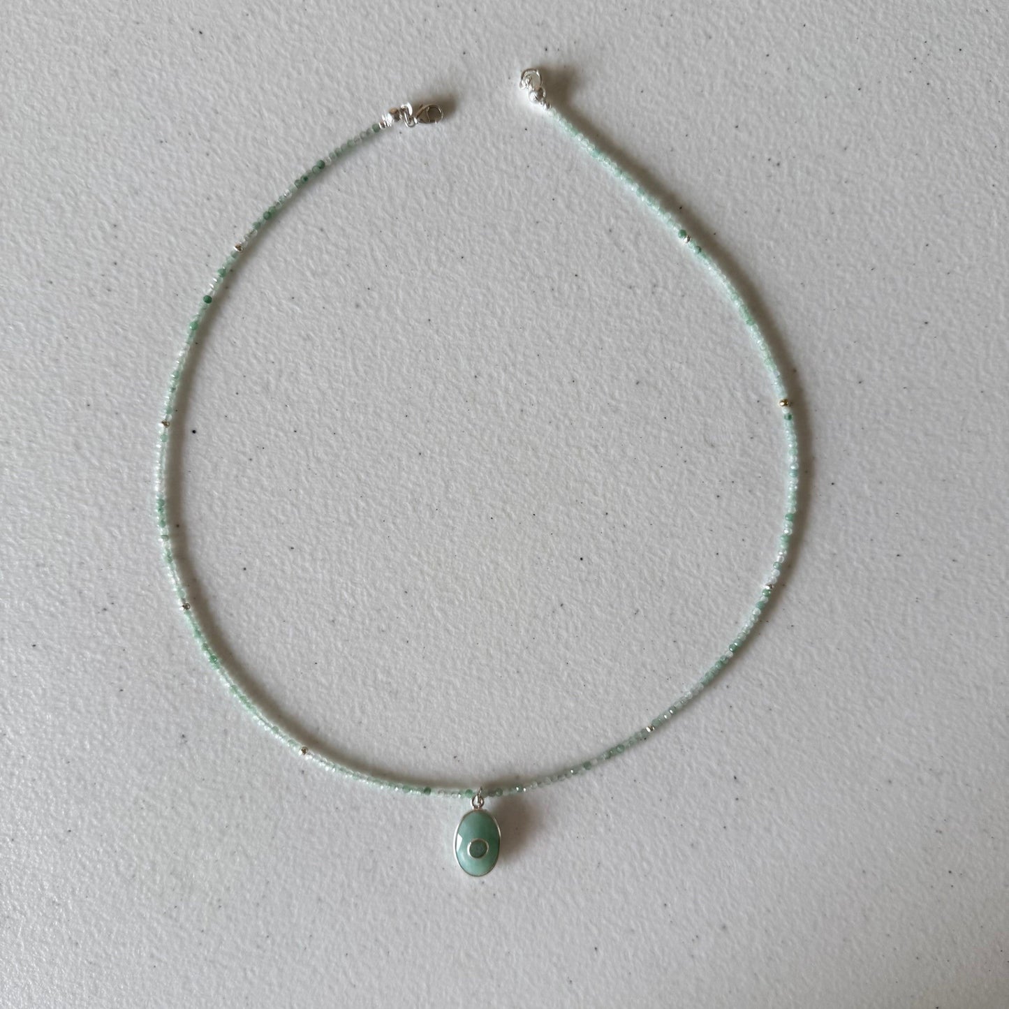 Kettinkje van jade facetkraaltjes en amazoniet hanger en zilver slotje