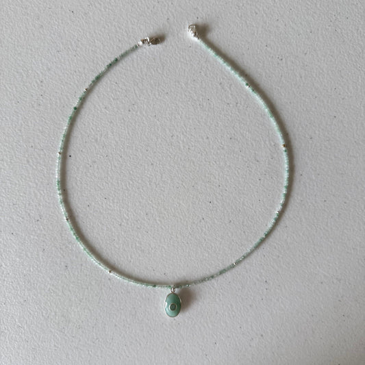 Kettinkje van jade facetkraaltjes en amazoniet hanger en zilver slotje