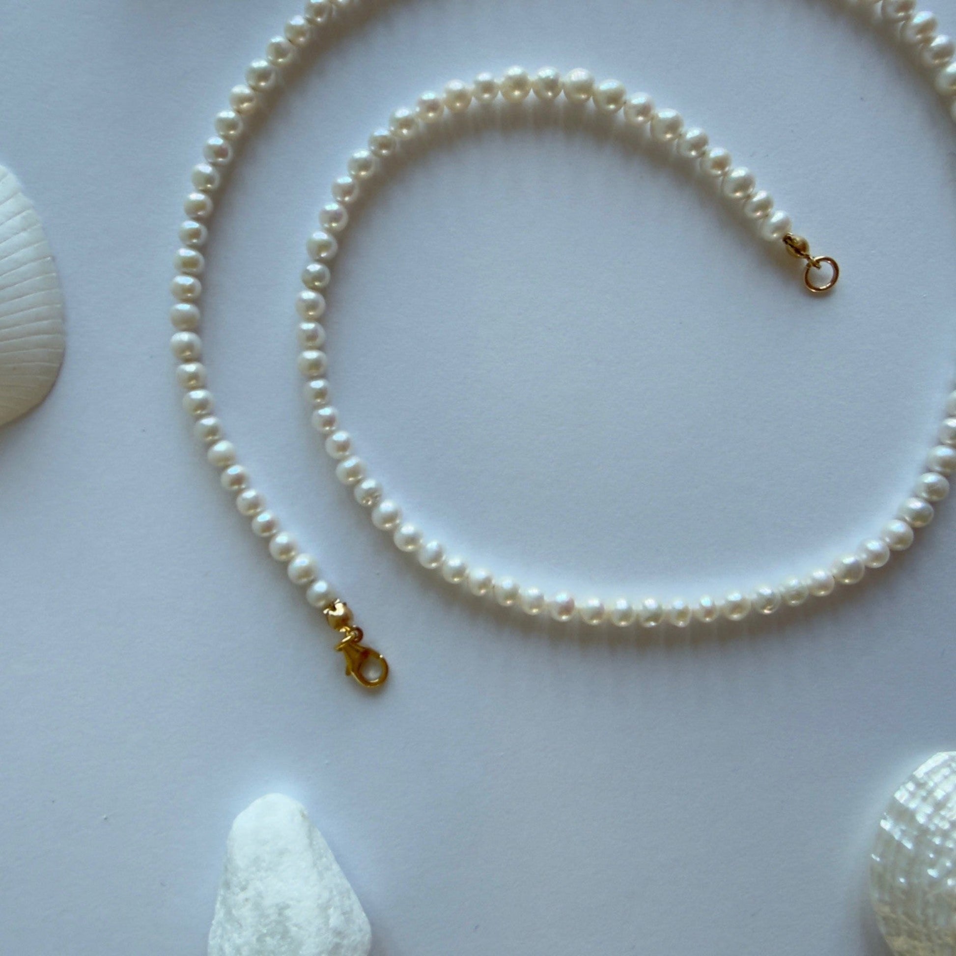 Handgemaakte ketting van ronde kralen met 14K gold filled haakslotje — Engelina Jewelry