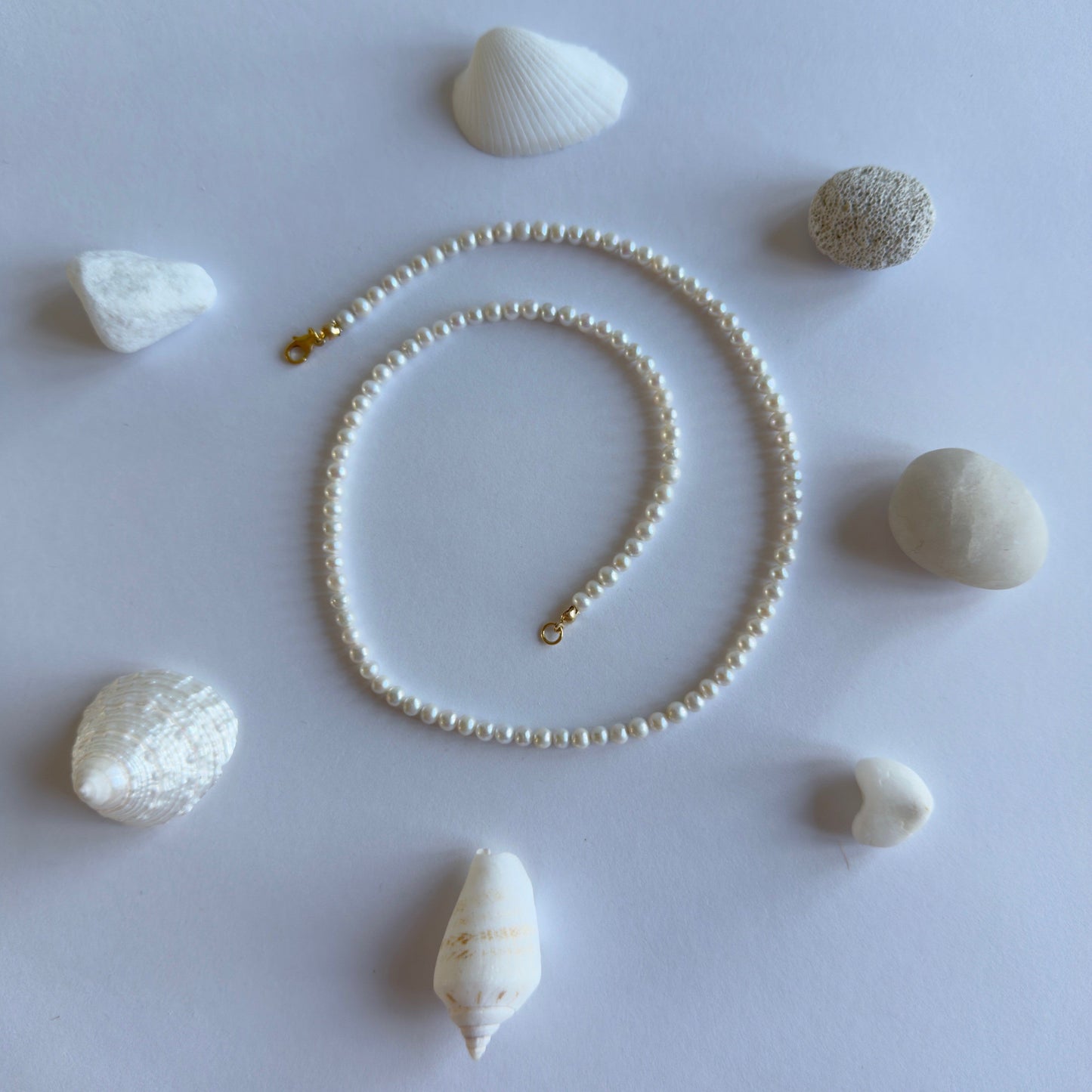 Handgemaakte ketting van ronde kralen met 14K gold filled haakslotje — Engelina Jewelry