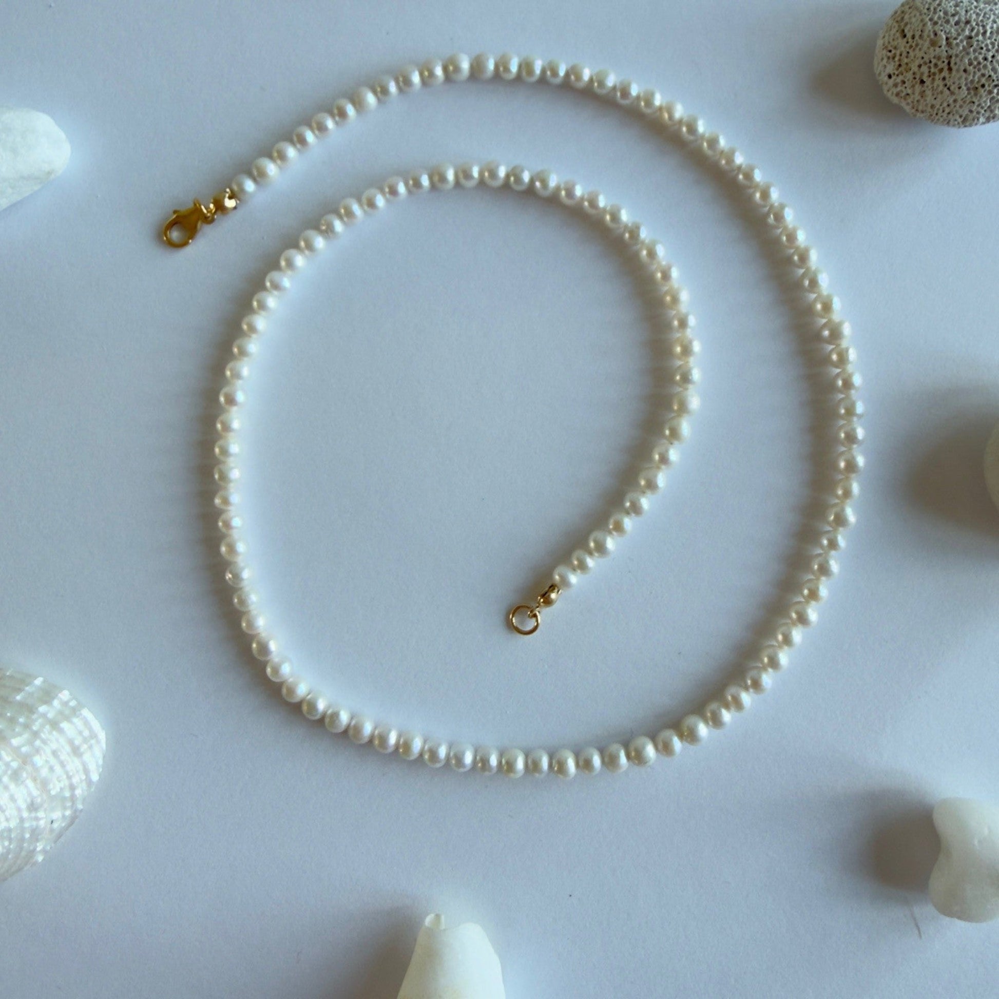 Handgemaakte ketting van ronde kralen met 14K gold filled haakslotje — Engelina Jewelry