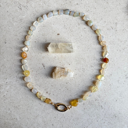 Ketting geknoopt van gele opaal met gold filled open einden - GALA