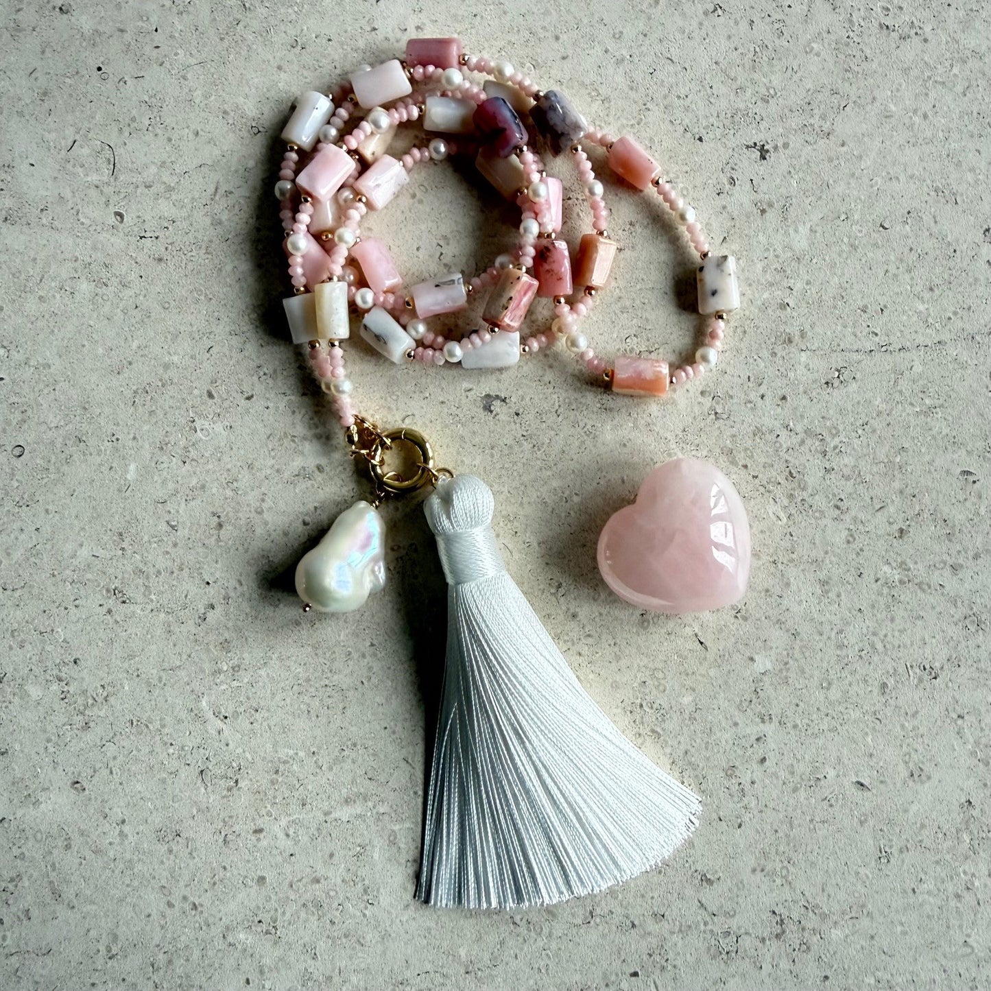 Lange ketting van roze opaal en zoetwaterpareltjes - ROZALITA