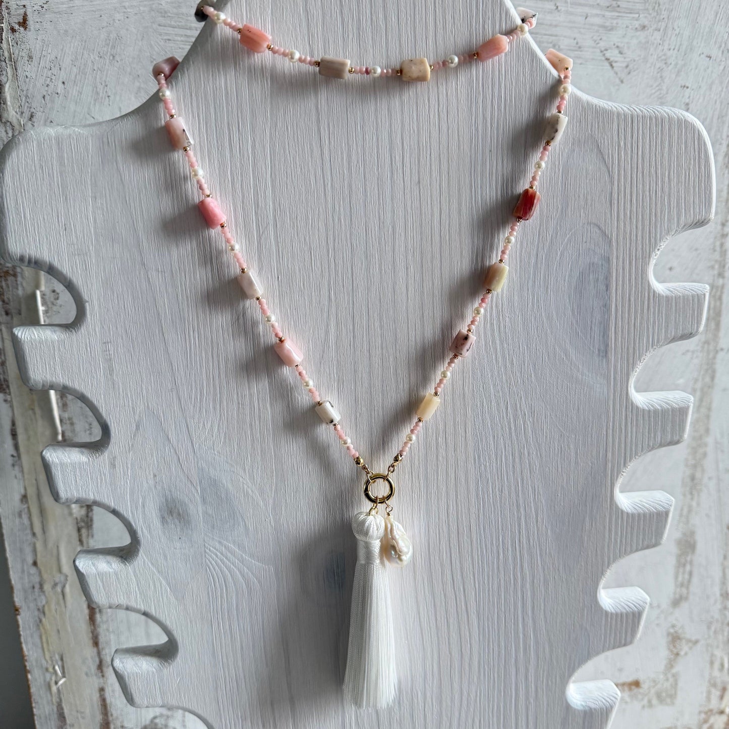 Lange ketting van roze opaal en zoetwaterpareltjes - ROZALITA