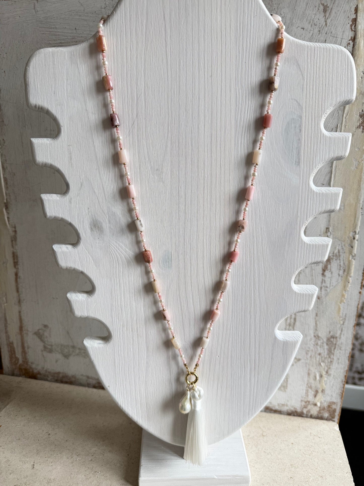 Lange ketting van roze opaal en zoetwaterpareltjes - ROZALITA