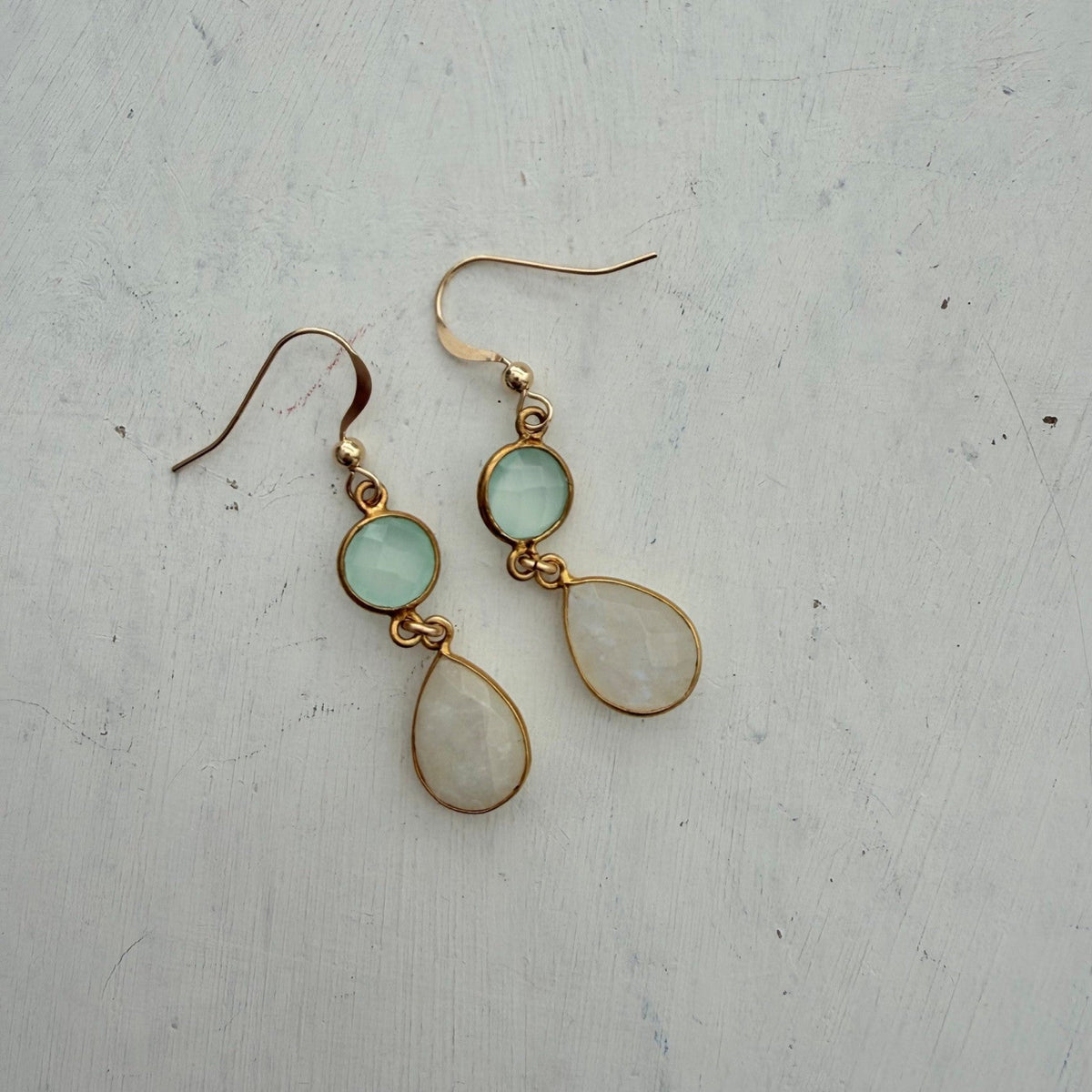 Oorbellen van chalcedoon en maansteen facetdruppel- Engelina Jewelry