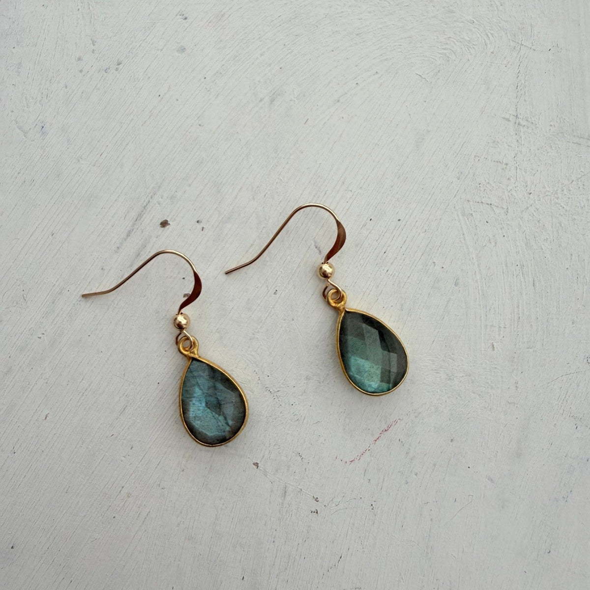 Gold filled oorhaakjes met een labradoriet facetdruppel - Engelina Jewelry
