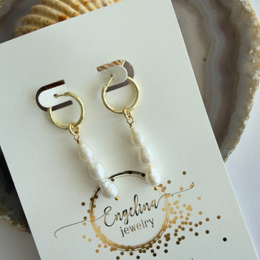 Gold filled oorbellen van drie zoetwaterparels aan creool