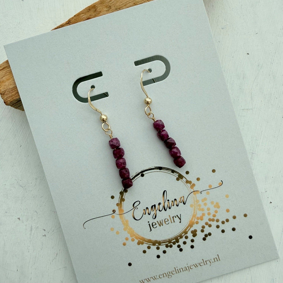 Gold filled oorhaakjes met 5 robijn kraaltjes - Engelina Jewelry