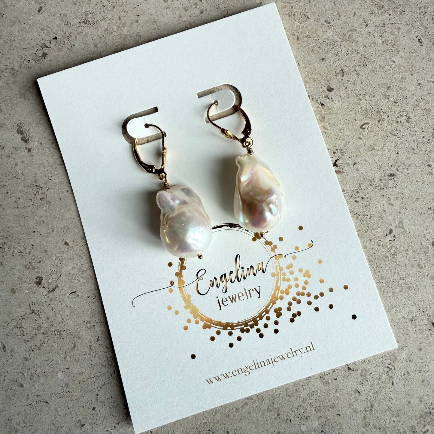 Oorbellen met baroque parel aan gold filled haakje.