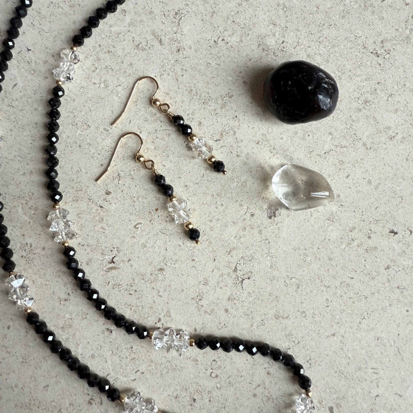 Oorbellen van spinel facetkraaltjes en Herkimer diamant