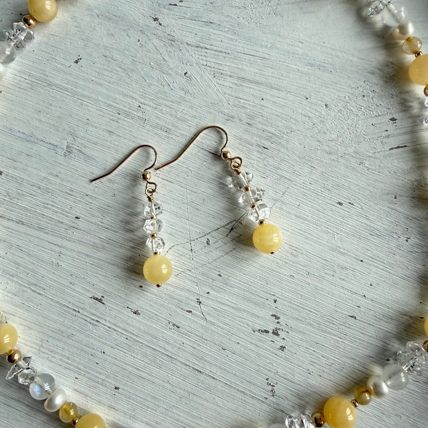 Oorbellen van Herkimer diamant en gele calciet aan gold filled haakje