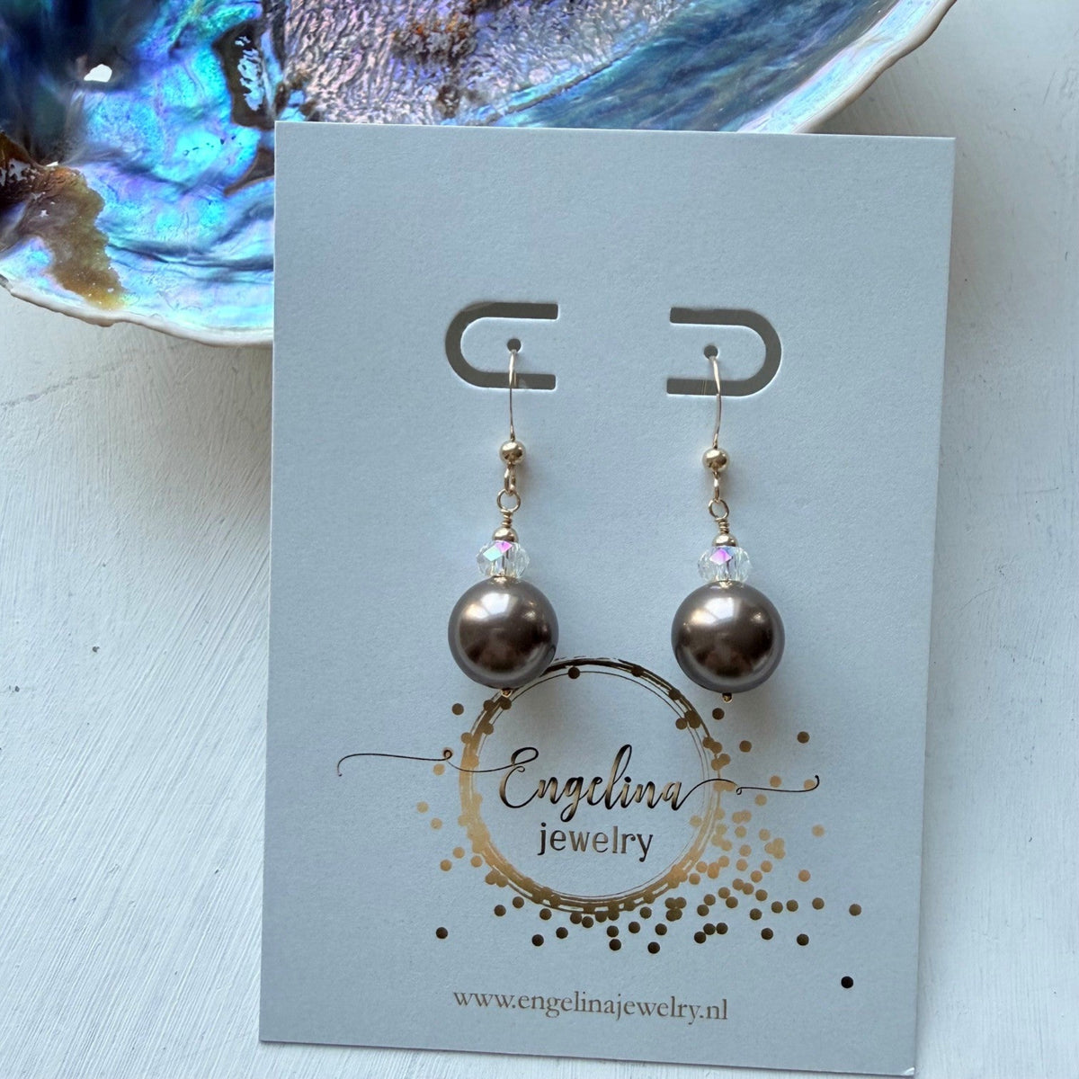 Gold filled oorhaakjes met Swarovski parel in bruin - Engelina Jewelry