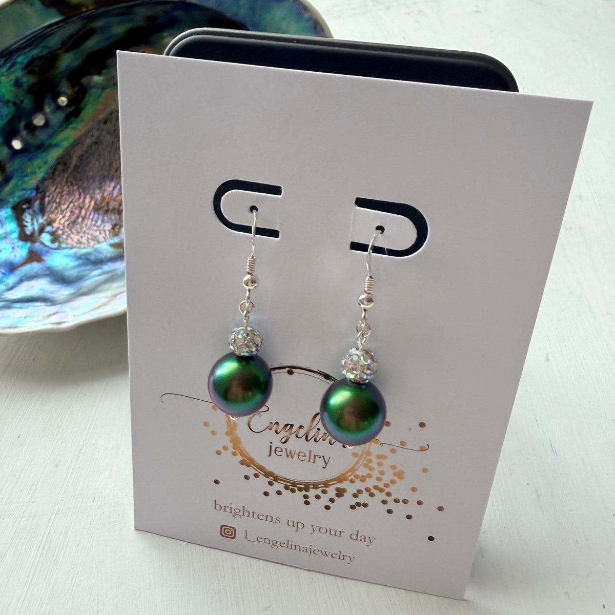 Zilveren oorbellen met een groene Swarovski parel - Engelina Jewelry 
