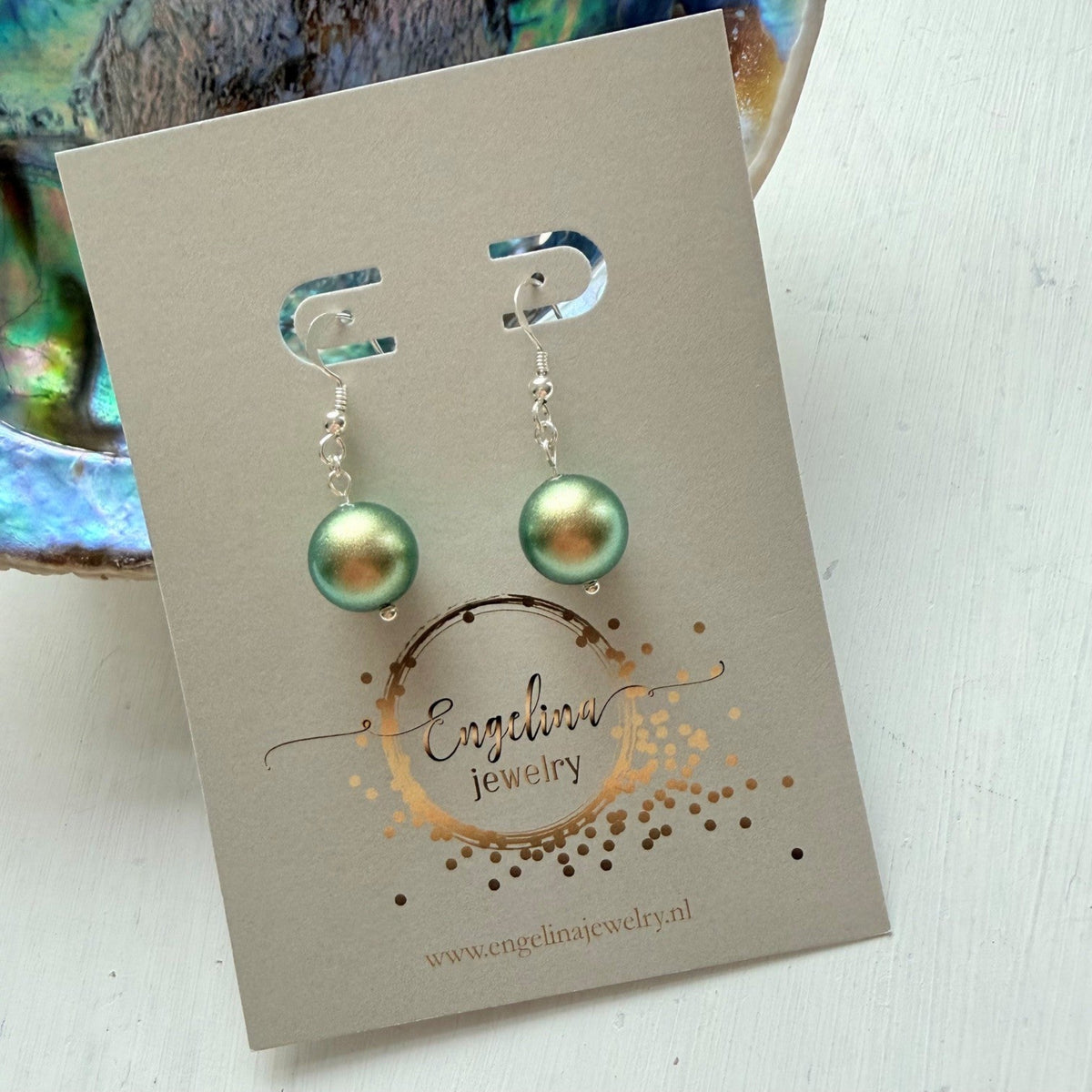 Zilveren oorhaakjes met Swarovski parel in zachtgren - Engelina Jewelry