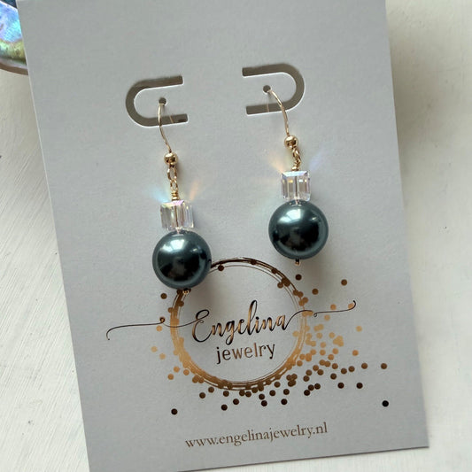 Gold filled oorbellen met Swarovski parel in blauw zwart