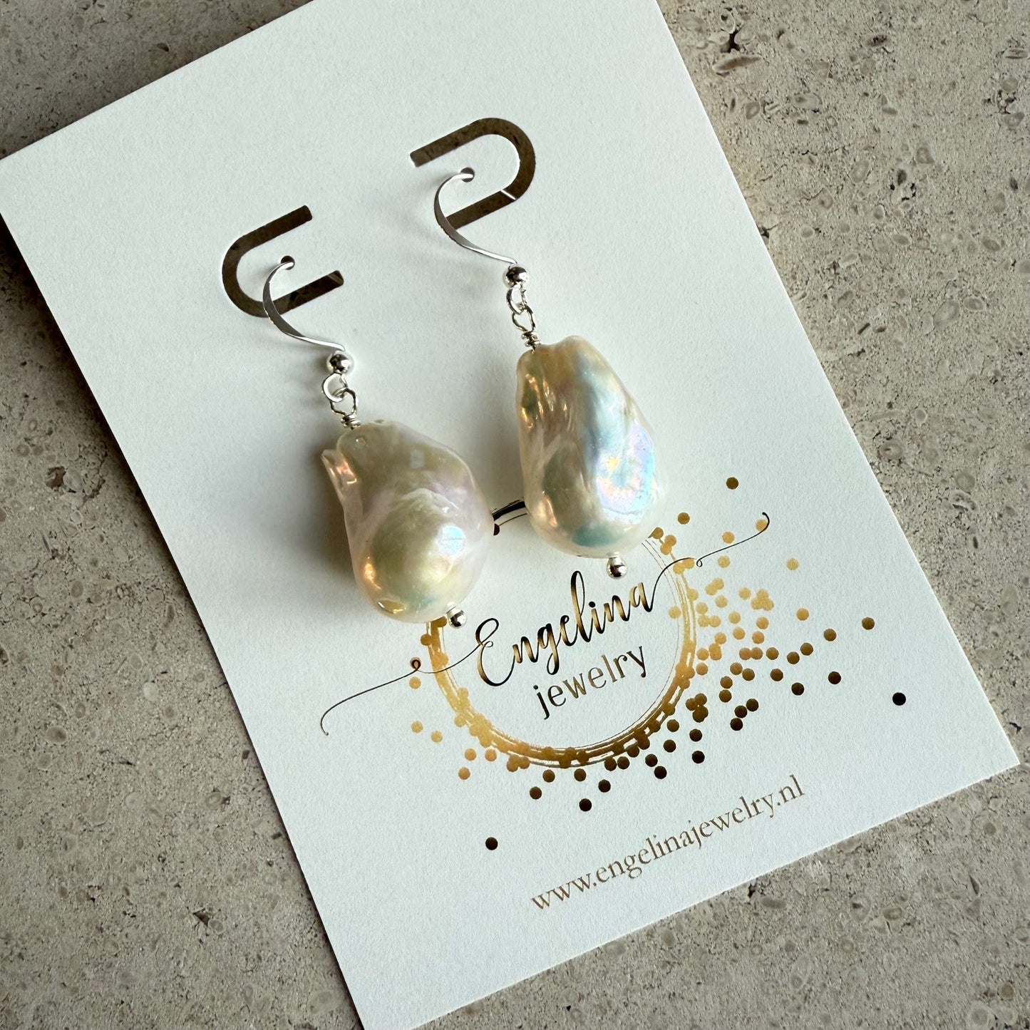 Oorbellen met baroque parel aan zilver haakje