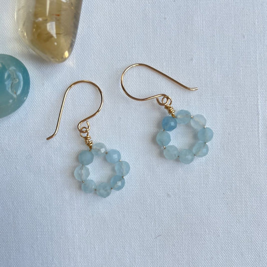 Aan een 14K gold filled haakje hangt een kransje van aquamarijn facetkraaltje in verschillende mooie blauwtinten.